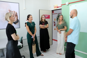 Notícia - Coordenadora da Escola do Legislativo de Santa Catarina visita a Unesc