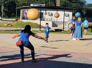 Notícia - Parque Astronômico de Criciúma proporciona diversão e ambiente inclusivo para pessoas autistas