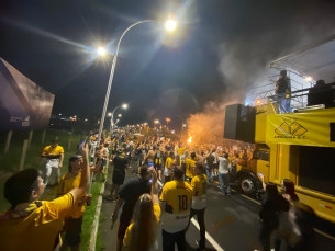 Notícia - Torcedores e delegação comemoram título do Tigre na Rua da Gente