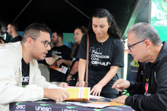 Notícia - Acadêmicos da Unesc levam orientações à população por meio do Imposto de Renda na Praça