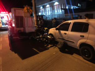 Notícia - Motociclista colide contra veículo estacionado e é conduzido ao hospital