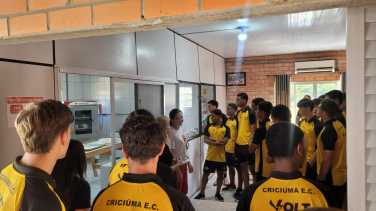 Notícia - Fora das quatro linhas: atletas do sub-17 do Criciúma conhecem o trabalho da APAE de Cocal do Sul