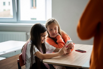 Notícia - Câmara aprova projeto que restringe uso de celular em escolas