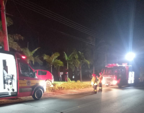 Notícia - Após saída de pista, carro bate em poste e motorista é hospitalizado