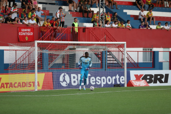 Notícia - Goleiro Caíque sofre ofensas de racismo em jogo contra o Brusque