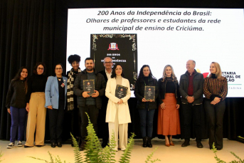 Notícia - Estudantes de Criciúma lançam livro sobre bicentenário da Independência do Brasil