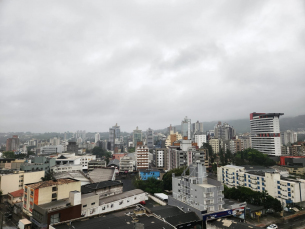 Notícia - ((Áudio)) Chuva antecipa chegada de frente fria na região