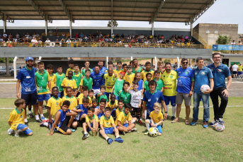 Notícia - Marcelinho Carioca e Junior dão show de simpatia e simplicidade no Jogo Solidário