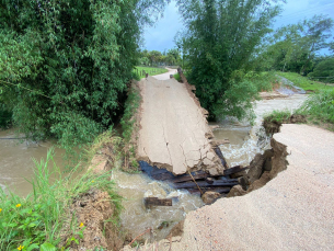 Notícia - Ponte desaba e duas adutoras rompem em Cocal do Sul