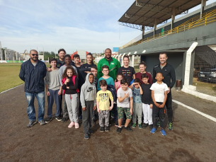 Notícia - Alunos do projeto ‘Correndo para Vencer’ recebem a visita de um medalhista olímpico