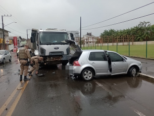 Notícia - Forquilhinha: idoso é levado ao hospital após colisão frontal entre carro e caminhão