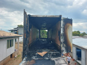 Notícia - Criciúma: Incêndio atinge contêiner que era utilizado em construção de residência