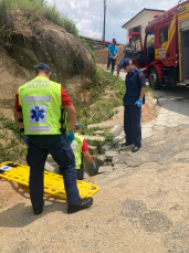 Notícia - Urussanga: Idoso de 62 anos cai em bueiro e é levado ao hospital