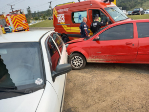 Notícia - Rodovia Genésio Mazon: motorista fica ferido em acidente envolvendo dois carros