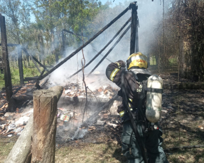 Notícia - Incêndio destrói casa de madeira em Criciúma