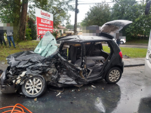 Notícia - Colisão entre carro e ônibus deixa motorista presa às ferragens em Criciúma