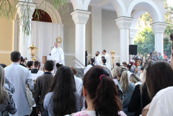 Notícia - Com confecção de tapetes e missa, Corpus Christi reúne milhares de fiéis em Criciúma