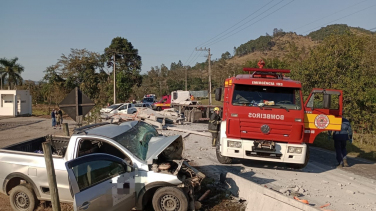 Notícia - Após cair do caminhão, blocos de concreto atingem três carros em Tubarão