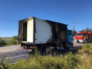 Notícia - Fogo em carroceria de caminhão na BR-101