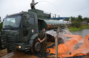 Notícia - Exército ajuda no abastecimento de água em Cocal do Sul