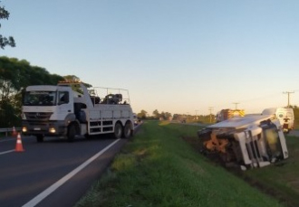 Notícia - Caminhoneiro morre em acidente na BR-101 em Içara