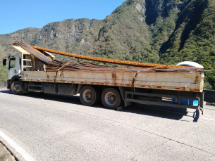 Notícia - Caminhão com excesso de peso na Serra do Rio do Rastro