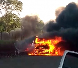 Notícia - Caminhão carregado com piche pega fogo em Forquilhinha (VÍDEO)