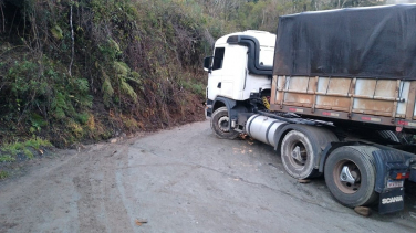 Notícia - Carreta com dimensões não permitidas tranca o trânsito na Serra do Corvo Branco