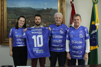 Notícia - Gestores de Nova Veneza recebem camisa do Caravaggio