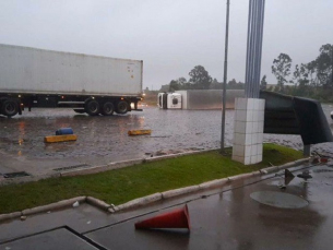 Notícia - Forte temporal derruba caminhão no Oeste catarinense (VÍDEOS)