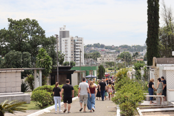 Notícia - ((Fotos)) Finados: Cerca de 15 mil visitantes devem circular nos cemitérios de Criciúma