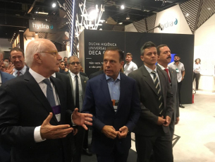 Notícia - João Doria visita Expo Revestir, faz discurso em fórum e conversa com a imprensa