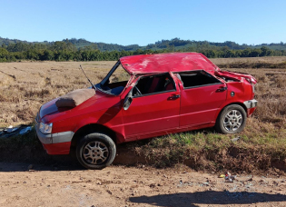 Notícia - Com dor na lombar, idoso é encaminhado ao hospital após capotar veículo