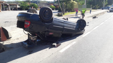 Notícia - Motorista capota veículo e é encaminhado ao hospital em Cocal do Sul