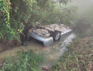 Notícia - Carro capota e motorista fica na água em Morro da Fumaça