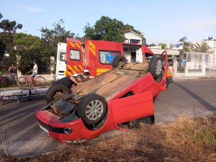 Notícia - Motorista perde o controle e capota carro no Centro de  Turvo