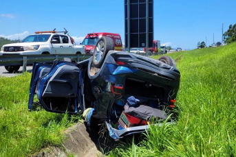 Notícia - BR-101: Colisão seguida de capotamento deixa dois feridos em Jaguaruna