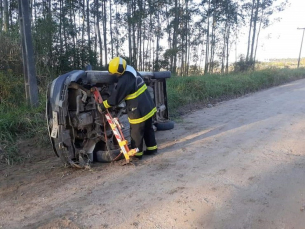 Notícia - Motorista morre após capotar carro em Jaguaruna