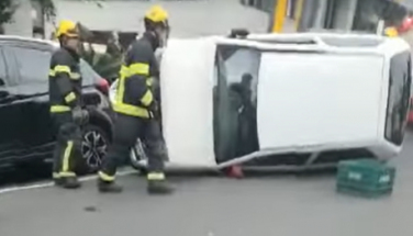 Notícia - Veículo capota no Centro de Criciúma (VÍDEO)