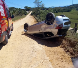 Notícia - Carro capota em Cocal do Sul; passageira foi levada ao hospital