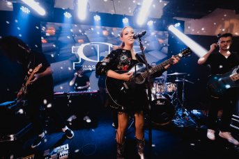 Notícia - Cantora criciumense Carô Vilaça se apresentam nesta quinta-feira no Nações Shopping 