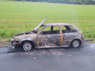 Notícia - Carro é destruído pelo fogo em Forquilhinha