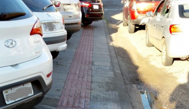 Notícia - É proibido estacionar na calçada!