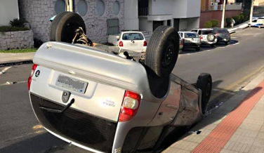 Notícia - Carro capota no Centro de Criciúma