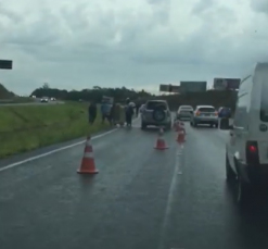 Notícia - Carro capotado na Via Rápida (VÍDEO)