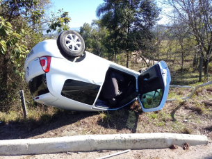 Notícia - Carro capota na SC-390 em Orleans