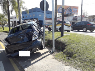 Notícia - Foi escapar do sinal vermelho e bateu em um ônibus