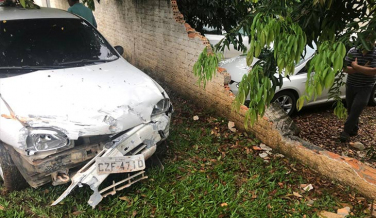 Notícia - Ladrão rouba carro durante a madrugada e depois bate em muro de escola