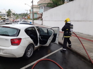 Notícia - Carro pega fogo em Araranguá