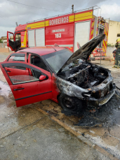 Notícia - Veículo teve o motor destruído pelo fogo em Içara